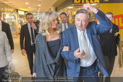 Goldie Hawn PK und Autogrammstunde - Lugner City - Mi 22.02.2017 - Goldie HAWN, Richard LUGNER schlendern durchs Einkaufszentrum37