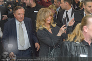 Goldie Hawn PK und Autogrammstunde - Lugner City - Mi 22.02.2017 - Goldie HAWN, Richard LUGNER schlendern durchs Einkaufszentrum41