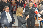 Goldie Hawn PK und Autogrammstunde - Lugner City - Mi 22.02.2017 - Goldie HAWN, Richard LUGNER schlendern durchs Einkaufszentrum42