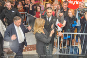 Goldie Hawn PK und Autogrammstunde - Lugner City - Mi 22.02.2017 - Goldie HAWN, Richard LUGNER schlendern durchs Einkaufszentrum43