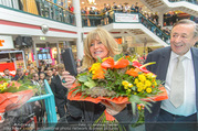 Goldie Hawn PK und Autogrammstunde - Lugner City - Mi 22.02.2017 - Goldie HAWN filmt mit Handy, Richard LUGNER44