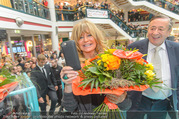 Goldie Hawn PK und Autogrammstunde - Lugner City - Mi 22.02.2017 - Goldie HAWN filmt mit Handy, Richard LUGNER45