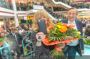 Goldie Hawn PK und Autogrammstunde - Lugner City - Mi 22.02.2017 - Goldie HAWN filmt mit Handy, Richard LUGNER46