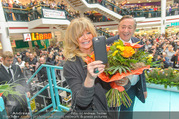 Goldie Hawn PK und Autogrammstunde - Lugner City - Mi 22.02.2017 - Goldie HAWN filmt mit Handy, Richard LUGNER47