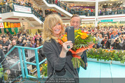 Goldie Hawn PK und Autogrammstunde - Lugner City - Mi 22.02.2017 - Goldie HAWN filmt mit Handy, Richard LUGNER48