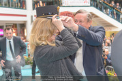 Goldie Hawn PK und Autogrammstunde - Lugner City - Mi 22.02.2017 - Goldie HAWN beim Dirigieren der Deutschmeister, Richard LUGNER49