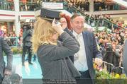 Goldie Hawn PK und Autogrammstunde - Lugner City - Mi 22.02.2017 - Goldie HAWN beim Dirigieren der Deutschmeister, Richard LUGNER50