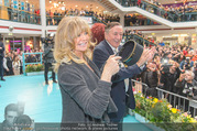 Goldie Hawn PK und Autogrammstunde - Lugner City - Mi 22.02.2017 - Goldie HAWN beim Dirigieren der Deutschmeister, Richard LUGNER51
