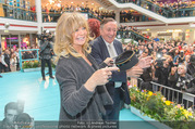 Goldie Hawn PK und Autogrammstunde - Lugner City - Mi 22.02.2017 - Goldie HAWN beim Dirigieren der Deutschmeister, Richard LUGNER52