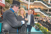 Goldie Hawn PK und Autogrammstunde - Lugner City - Mi 22.02.2017 - Goldie HAWN beim Dirigieren der Deutschmeister, Richard LUGNER53