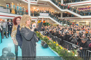 Goldie Hawn PK und Autogrammstunde - Lugner City - Mi 22.02.2017 - Goldie HAWN dirigiert die Deutschmeister54