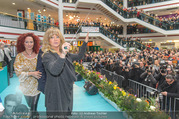 Goldie Hawn PK und Autogrammstunde - Lugner City - Mi 22.02.2017 - Goldie HAWN dirigiert die Deutschmeister55