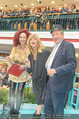 Goldie Hawn PK und Autogrammstunde - Lugner City - Mi 22.02.2017 - Goldie HAWN, Richard und Christina LUGNER56