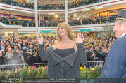 Goldie Hawn PK und Autogrammstunde - Lugner City - Mi 22.02.2017 - Goldie HAWN beim Dirigieren der Deutschmeister, Richard LUGNER61