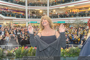 Goldie Hawn PK und Autogrammstunde - Lugner City - Mi 22.02.2017 - Goldie HAWN dirigiert die Deutschmeister62