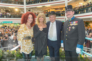 Goldie Hawn PK und Autogrammstunde - Lugner City - Mi 22.02.2017 - Goldie HAWN, Richard und Christina LUGNER, Deutschmeister67