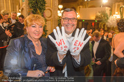 Opernball 2017 - Staatsoper - Do 23.02.2017 - lustige Ballgste mit Wien-Handschuhen53