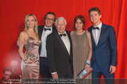 FIlmball Vienna 2017 - Rathaus - Fr 24.03.2017 - Familie Peter WECK mit Tochter Barbara und Sohn Philipp111