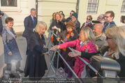 Charles und Camilla - Innenstadt Wien - Mi 05.04.2017 - Camilla Parker Bowles begrt Zaungste, Zuschauer, Fans60