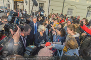 Charles und Camilla - Innenstadt Wien - Mi 05.04.2017 - Camilla Parker Bowles begrt Zaungste, Zuschauer, Fans70