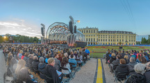 Sommernachtskonzert - Schloss Schönbrunn - Do 25.05.2017 - Zuschauer, Publikm vor Schlo� Sch�nbrunn, B�hne57