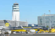 Lifeball Flieger Ankunft - Flughafen Wien Schwechat - Fr 09.06.2017 - BVB Borussia Dortmund Flugzeug vor dem Tower3