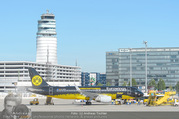 Lifeball Flieger Ankunft - Flughafen Wien Schwechat - Fr 09.06.2017 - BVB Borussia Dortmund Flugzeug vor dem Tower9