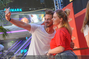 Geburtstagsfest Tag 1 - PlusCity Linz - Do 31.08.2017 - Sebastian PANNEK macht Selfies mit Fans233