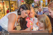 Geburtstagsfest Tag 1 - PlusCity Linz - Do 31.08.2017 - Anna VEITH gibt Autogramme275