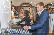 Store Opening - Lagerfeld Store - Do 05.10.2017 - Julian SCHNEYDER mit Freundin Bianca119