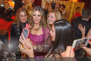 LOOK Woman of the Year Gala 2017 - Rathaus - Mi 29.11.2017 - Elizabeth Liz HURLEY mit Fans, Selfies270