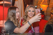 LOOK Woman of the Year Gala 2017 - Rathaus - Mi 29.11.2017 - Elizabeth Liz HURLEY mit Fans, Selfies271