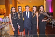 Schiller Neujahrscocktail - Hilton Vienna Hotel - Mo 08.01.2018 - Wolfgang SCHWARZ mit Models1