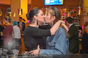 Schiller Neujahrscocktail - Hilton Vienna Hotel - Mo 08.01.2018 - Carmen KREUTZER mit neuem Freund Martin (Kussfoto)39