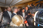 Opernball 2018 - Wiener Staatsoper - Do 08.02.2018 - Richard LUGNER umringt von Medien295