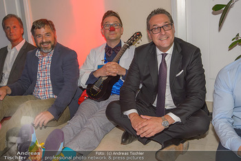 Gesund & Fit Award - Novomatic Forum - Di 15.05.2018 - HC Heinz Christian STRACHE sitzt mit Clown für Yoga am Boden99