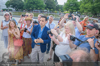 Flashmob Juan Diego Florez - Karlsplatz Wien - Mo 28.05.2018 - Juan Diego FLOREZ fotografiert inmitten anderer Leute29