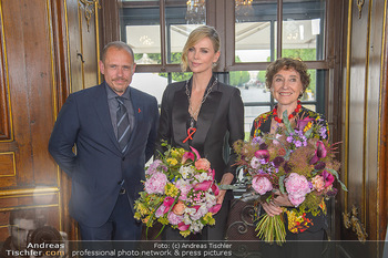 Crystal of hope an Charlize Theron - Kaiserpavillon Schönbrunn - Do 31.05.2018 - Charlize THERON, Gery KESZLER, Helene VAN DAMM1