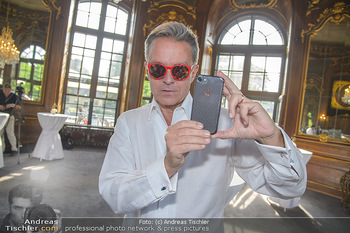Crystal of hope an Charlize Theron - Kaiserpavillon Schönbrunn - Do 31.05.2018 - Alfons HAIDER mit Handy6