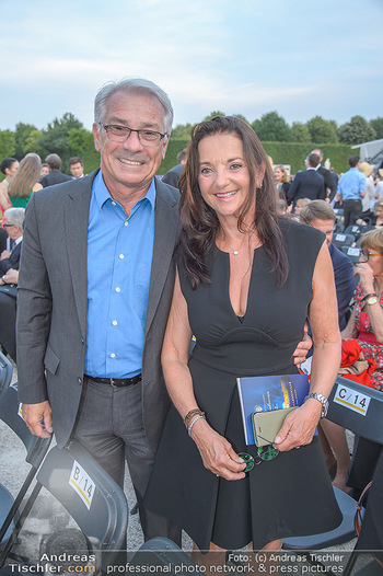 Sommernachtskonzert 2018 - Schloss Schönbrunn - Do 31.05.2018 - Georg PÖLZL mit Ehefrau Evelyn16