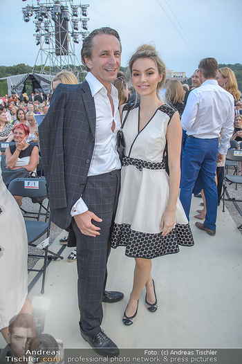 Sommernachtskonzert 2018 - Schloss Schönbrunn - Do 31.05.2018 - Christian RAINER mit Freundin Sonja Magdalena MIELCZAREK17