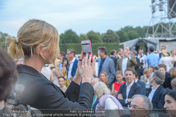 Sommernachtskonzert 2018 - Schloss Schönbrunn - Do 31.05.2018 - Charlize THERON fotografiert mit Handy32