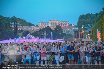 Sommernachtskonzert 2018 - Schloss Schönbrunn - Do 31.05.2018 - Zuschauer, Menschenmassen, Publikum, Gloriette, Schloss Schönbr45