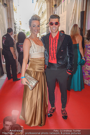 LifeBall 2018 - Red Carpet - Rathaus - Sa 02.06.2018 - Florian GSCHWANDTNER mit Freudin Magdalena HENKEL11