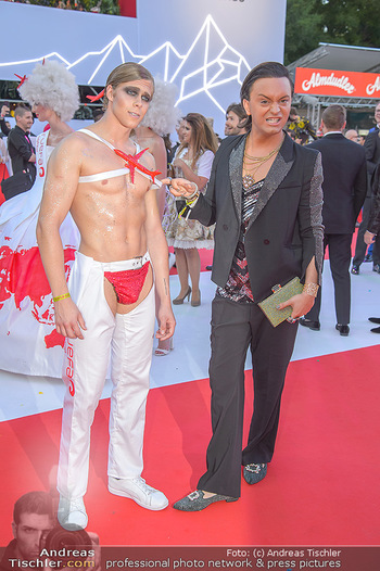 LifeBall 2018 - Red Carpet - Rathaus - Sa 02.06.2018 - Julian F.M. STÖCKEL mit Gast75