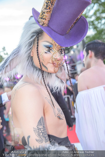 LifeBall 2018 - Red Carpet - Rathaus - Sa 02.06.2018 - auffällige Gäste113