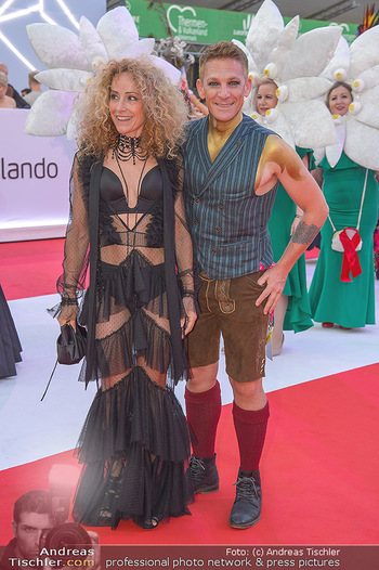 LifeBall 2018 - Red Carpet - Rathaus - Sa 02.06.2018 - Sandra PIRES, Andi KNOLL126