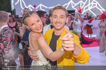 LifeBall 2018 - Red Carpet - Rathaus - Sa 02.06.2018 - Missy MAY, Nathan TRENT165