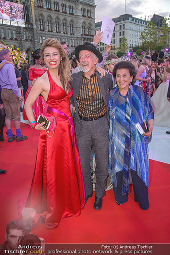 LifeBall 2018 - Red Carpet - Rathaus - Sa 02.06.2018 - Amra BERGMANN, Arik BRAUER mit Ehefrau Naomi170