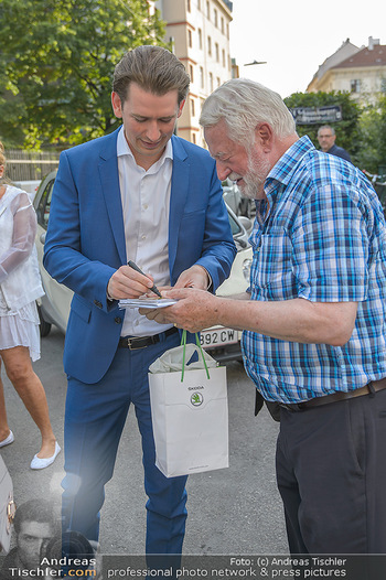 Kanzlerfest 2018 - Palais Schönburg - Mi 20.06.2018 - Sebastian KURZ gibt Autogramme bei der Ankunft2